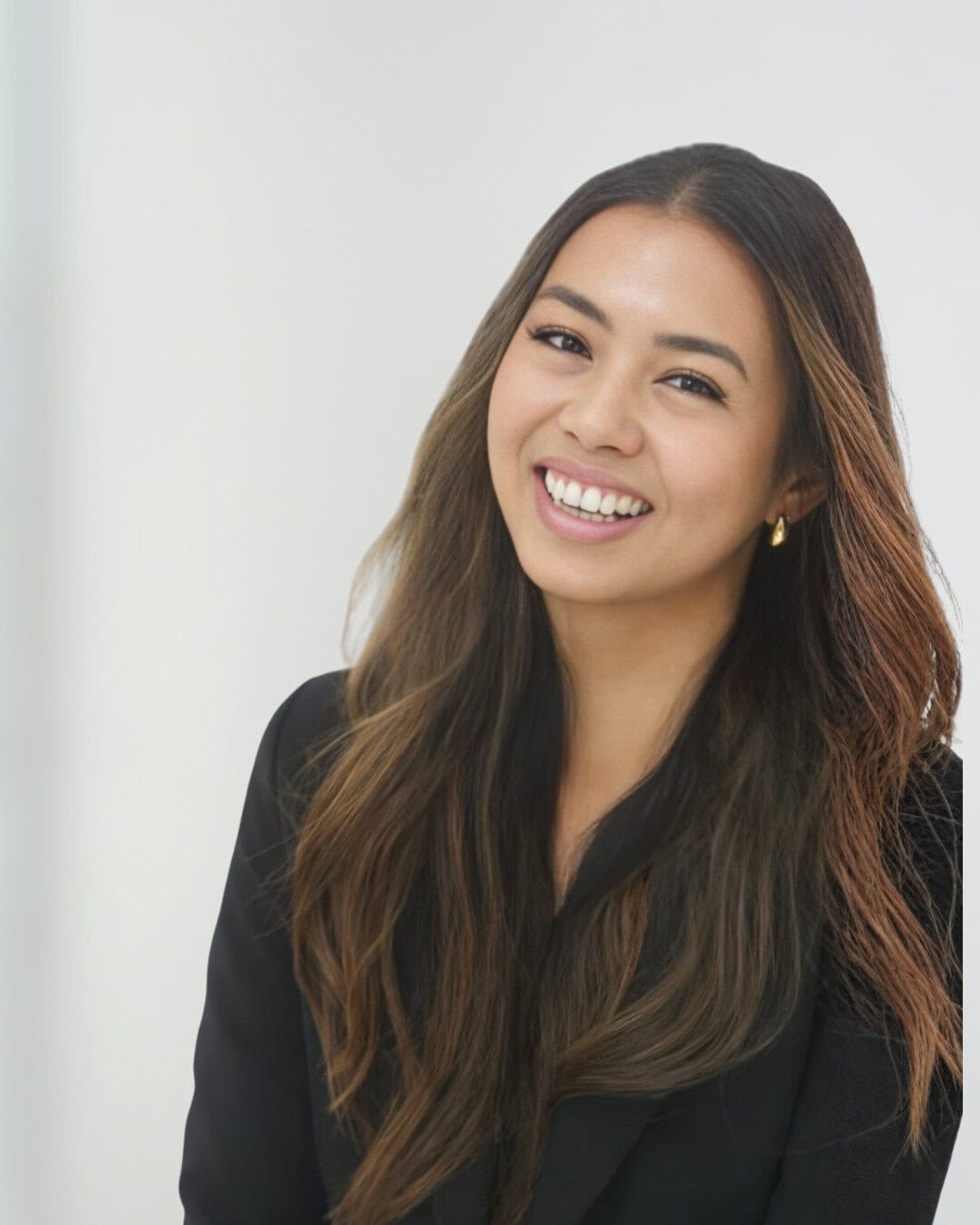 Nicole lash extension artist at Belle Âme Skin and Beauty in Vancouver specializing in lash lifts, brow laminations and classic, hybrid, and volume lash extensions